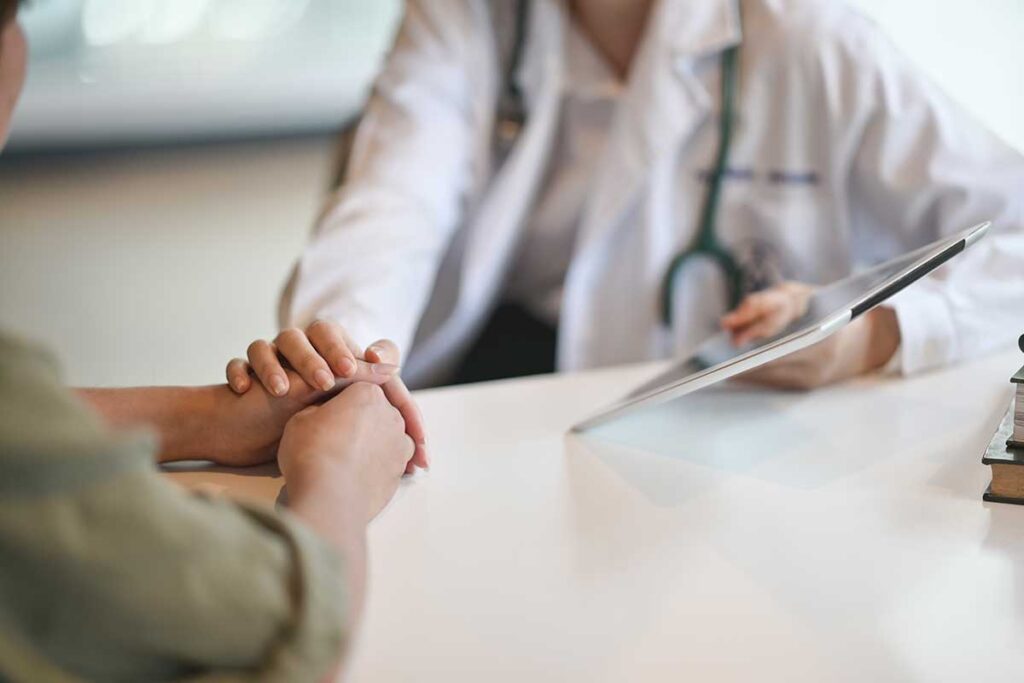 a doctor at a thornton mat program discusses medication assisted treatment or mat in thornton colorado with a young woman