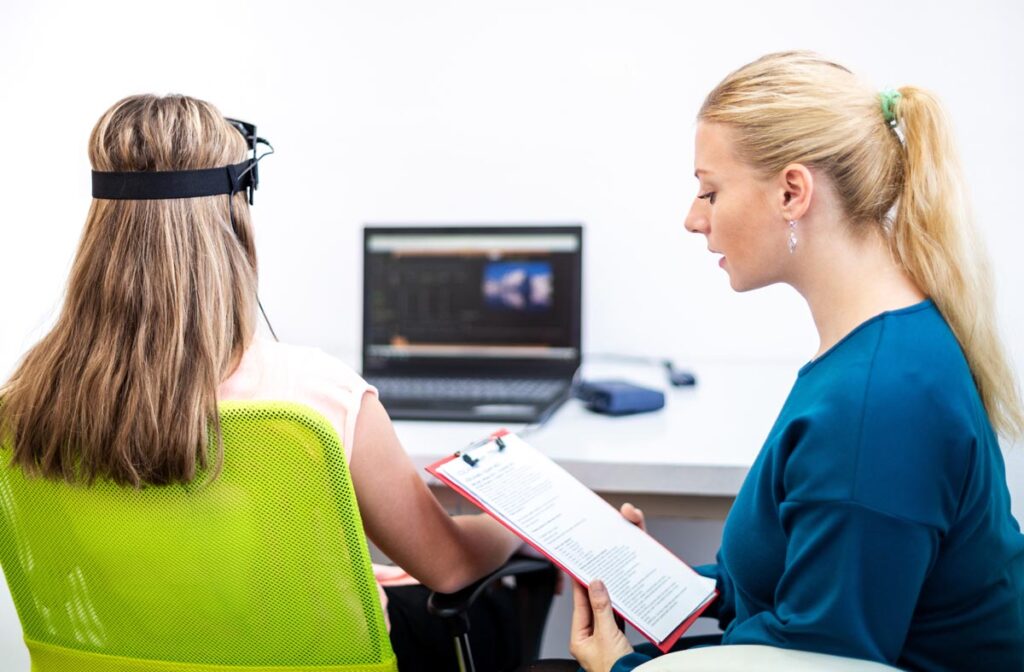 therapist talks to a patient in a neurofeedback therapy program about their expectations